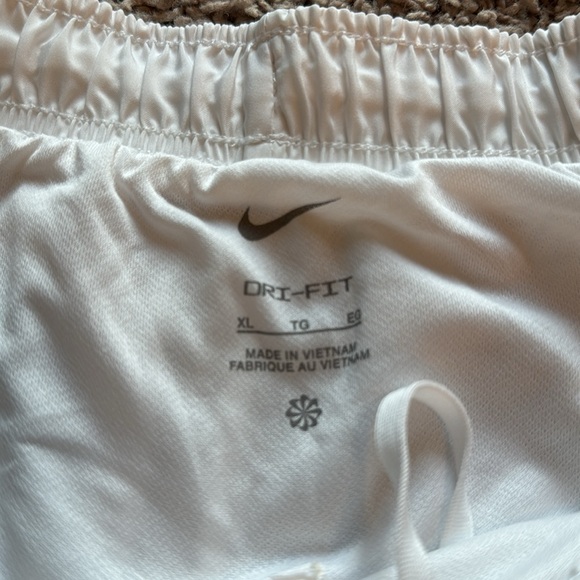 Nike Women’s tempo shorts - Picture 3 of 6